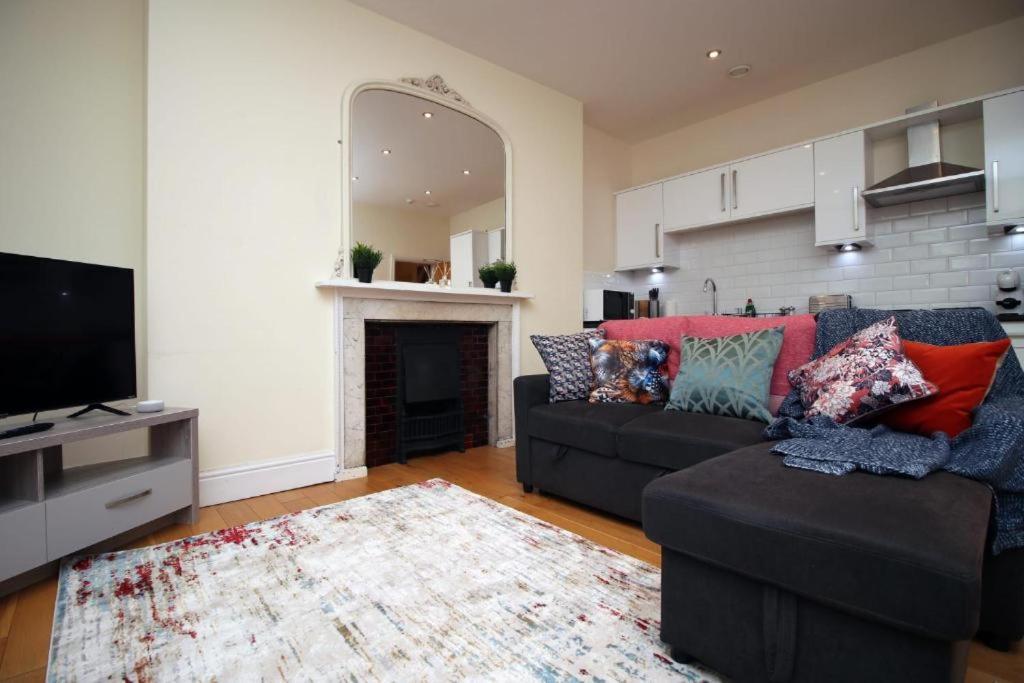 Beautiful 2 Bedroom In Apartment Bath