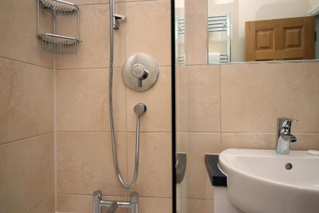 Beautiful 2 Bedroom In Apartment Bath