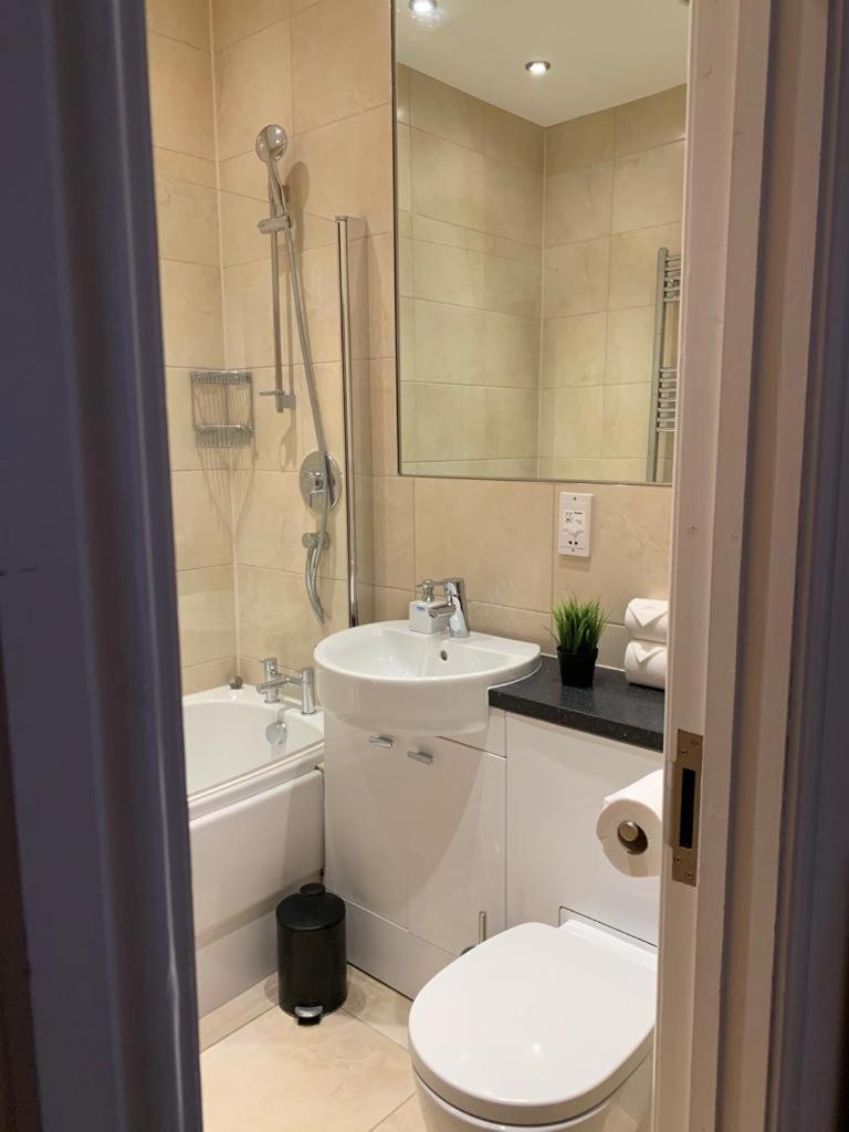 Beautiful 2 Bedroom In Apartment *